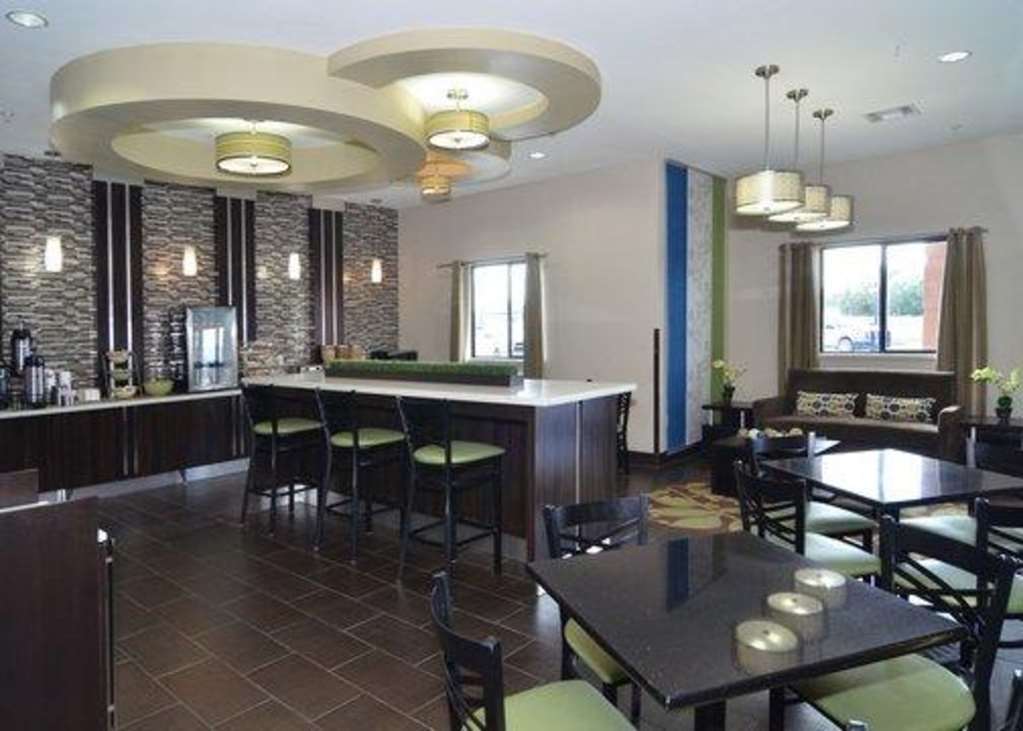 Quality Inn & Suites Kenedy - Karnes City Restaurant bilde